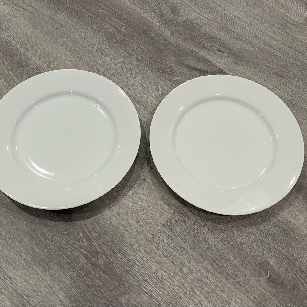 🍽️ Two Crate&Barrel 10.5 inch white dinner plates 🍽️